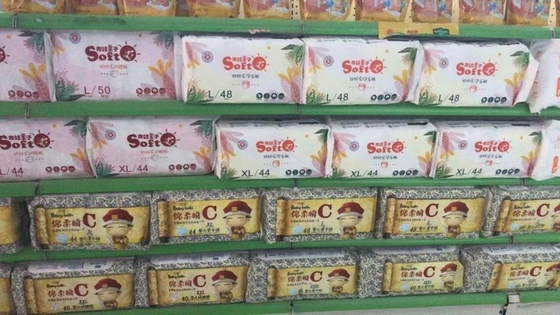 Les couches nouveau-nées respirables molles superbes d'aperçu gratuit jetable tirent vers le haut la couche-culotte de bébé