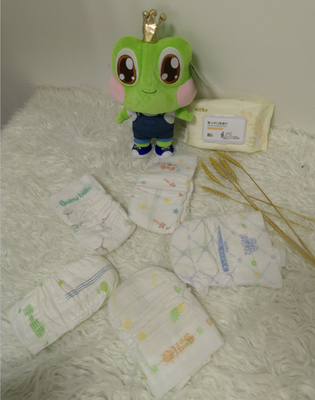 Les couches-culottes jetables somnolentes de bébé halète le coton 100%