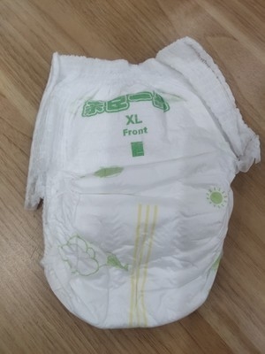Les couches-culottes faciles de bébé d'usage tirent vers le haut les couches-culottes jetables de bébé de pantalon