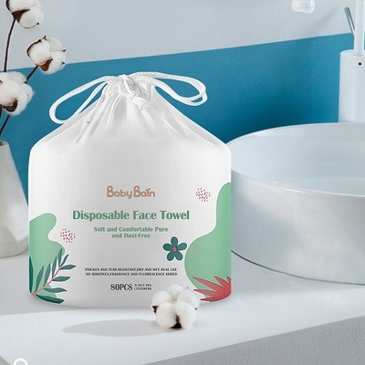 Les passages à sec d'un chiffon jetables de papier hygiénique ont adapté Logo Acceptable aux besoins du client