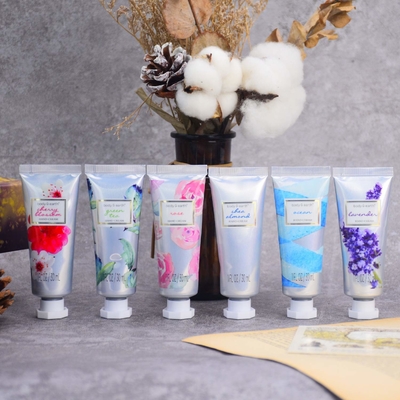 La formule non grasse absorbe rapidement le corps de soins de la peau que la lotion a rajeuni