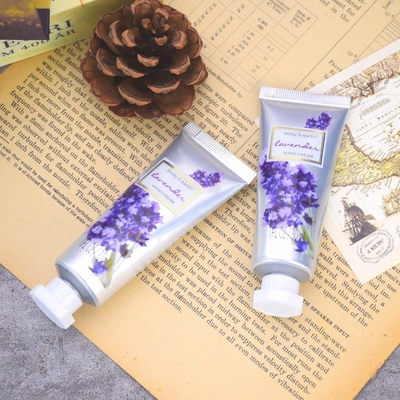 La formule non grasse absorbe rapidement le corps de soins de la peau que la lotion a rajeuni