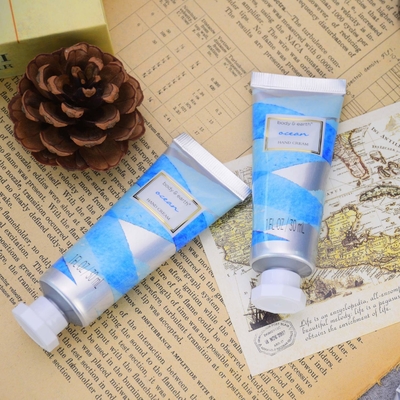 La formule non grasse absorbe rapidement le corps de soins de la peau que la lotion a rajeuni