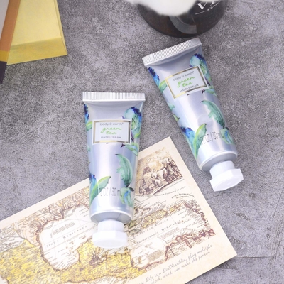La formule non grasse absorbe rapidement le corps de soins de la peau que la lotion a rajeuni